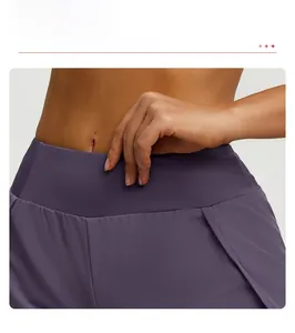 Gros plan sur le short de fitness violet foncé à taille haute et large ceinture