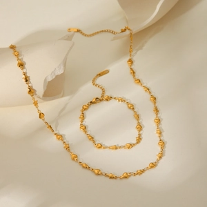 Detail von 18K vergoldeter Edelstahl Halskette und Armband mit Stern und Herz Elementen