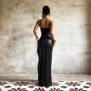 Dettaglio di un abito nero aderente con schiena scoperta e taglio elegante su modella