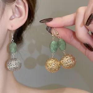 Boucles d'oreilles rétro en métal creux et résine verte pour un style de palais classique