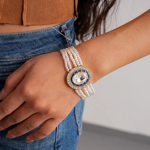 Elegantes vierreihiges Perlenarmband mit ovalem Strass-Zentrum im Vintage-Stil.