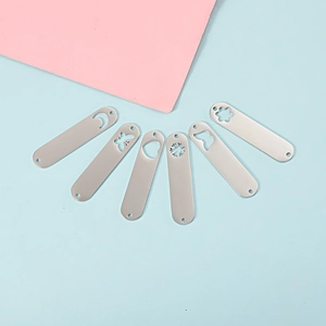 Détails de pendentifs en acier inoxydable argenté avec motifs creux de cœur et papillon