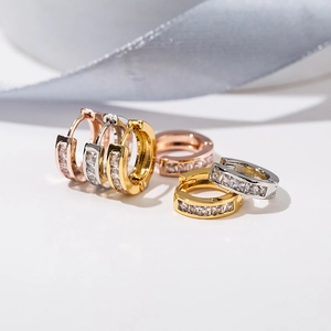 Eleganti Orecchini a Cerchio Huggie in Rame con Strass Quadrati Placcati in Oro 18K Gioielli Minimalisti Geometrici da Donna