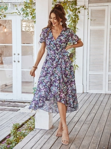 Vue détaillée de la robe portefeuille à fleurs avec décolleté en V et ceinture élégante