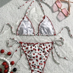 Zweiteiliges Bikini-Set mit Kirschdruck und rotem Rüschenbesatz auf Weiß