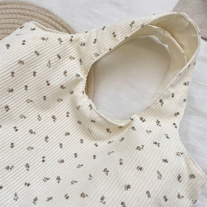 Vue détaillée du sac en velours côtelé avec motifs floraux marron sur tissu crème