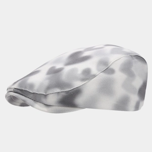 Détail d'un béret à motif tie-dye gris et blanc avec une texture de tissu haut de gamme