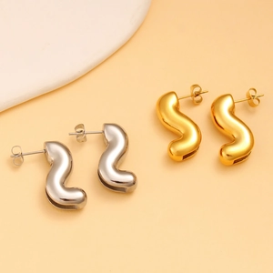 Boucles d'oreilles clous en acier inoxydable doré et argenté en forme de S sur fond chaud