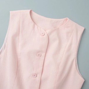 Vue détaillée du gilet rose en lin avec col rond et trois petits boutons assortis