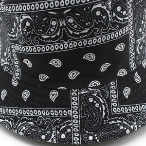 Chapeau bob noir avec motif paisley de style urbain et bord de protection