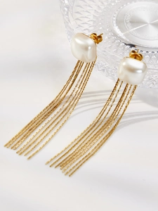 Detailansicht der eleganten Goldquasten-Ohrringe mit quadratischen Perlen und Ketten