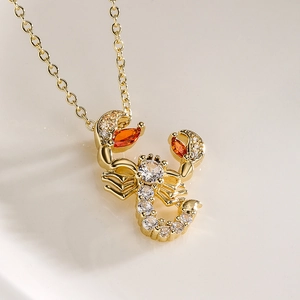 Collana con ciondolo a scorpione dorato con zirconi brillanti e pietre preziose arancioni
