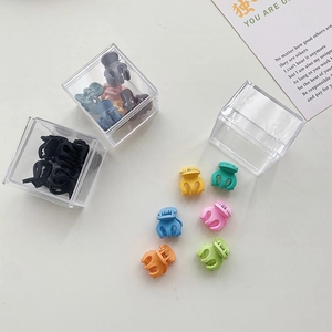 Vue détaillée de mini pinces à cheveux colorées mates avec boîtes de rangement