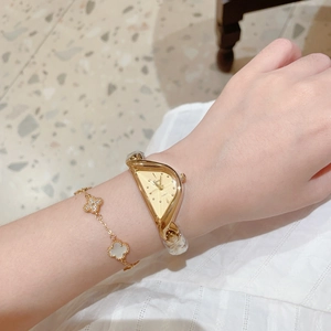 Coffret montre dorée et bracelet trèfle élégant avec boîtier demi-lune pour femmes