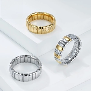 Vista detallada de anillos Tubogas con rayas en oro y plata sobre plataforma