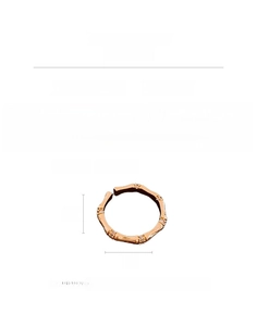 Détail macro d'une bague en bambou plaquée or avec zircone incluant les dimensions