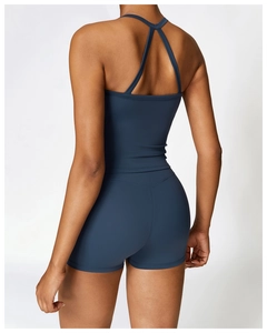 Détail de l'ensemble de yoga bleu marine montrant le soutien-gorge de sport et le short