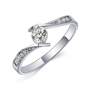 Luxurious silver-colored ring with round center diamond and shimmering side stones