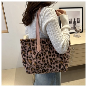 Détail du sac cabas tendance en peluche léopard avec des anses en similicuir rose