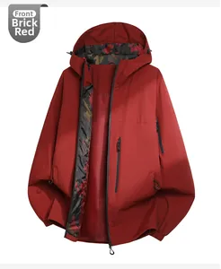 Vorderansicht der ziegelroten Outdoor-Jacke mit Tarnfutter und Kapuze