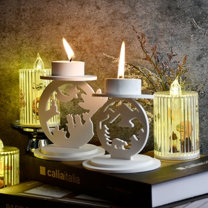 Sagome di alce della foresta e orso di montagna su candelabri bianchi con luci a LED
