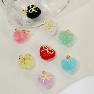 Bunte Zucker-Herzanhänger mit goldenen Schleifen für DIY-Halsketten und Handyanhänger