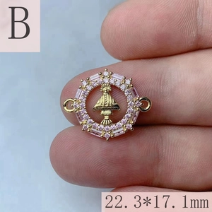 Makroaufnahme von Virgin Mary Anhänger mit rosa Zirkonia und goldenem Metallrelief
