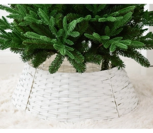 Détail du cache-pied de sapin de Noël tressé blanc pour décoration de fête