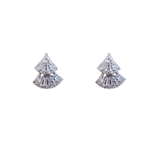Boucles d'oreilles élégantes en argent en forme d'éventail avec zircons blancs et métal