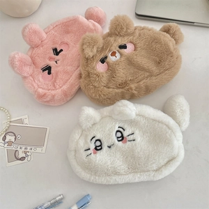Vue détaillée de pochettes peluches animaux pour papeterie et cosmétiques