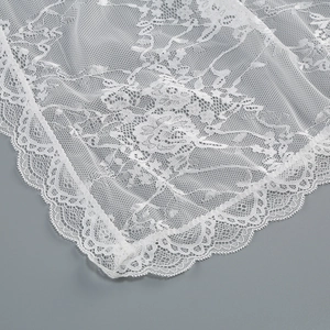 Gros plan sur les motifs de dentelle florale blanche et détails de broderie fine