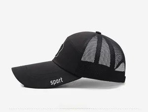 Vista laterale del cappellino nero in mesh con trama traspirante e stampa sport