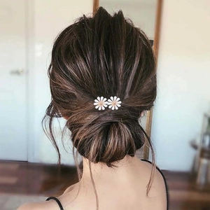 Vue détaillée d'épingle à cheveux mariée avec marguerites en perles sur chignon