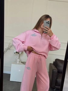 Ensemble détente rose avec sweat-shirt à col zippé et pantalon de sport à jambes larges
