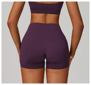 Détail du short de yoga violet à taille haute avec couture en V pour un effet galbant fessier