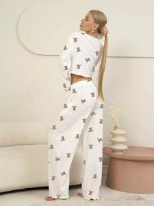 Détail de pyjama blanc avec imprimés ours et texture florale ajourée en tricot