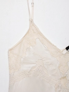 Detailaufnahme von beigem Satin-Top mit filigraner Spitze und verstellbaren Trägern