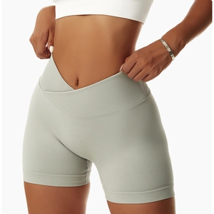 Nahaufnahme des hoch taillierten Crossover-V-Bunds an nahtlosen hellgrünen Sportshorts