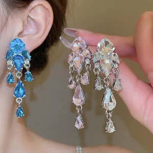 Orecchini pendenti geometrici a goccia con ago in argento e strass colorati brillanti