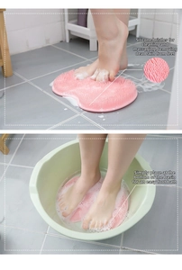Dettaglio del tappetino massaggiante in silicone rosa con setole per pulizia dei piedi