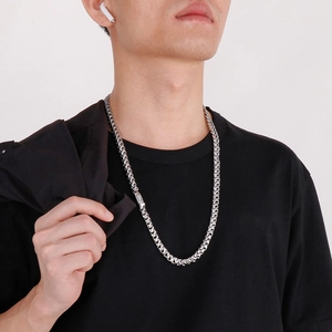 Gros plan d'un collier pour homme en acier inoxydable argenté avec fermoir à boîte