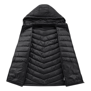 Gilet con cappuccio uomo slim fit nero con trapuntatura a V e finitura impermeabile