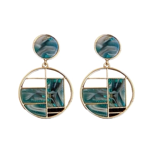 Boucles d'oreilles géométriques dorées avec incrustation marbre vert au design minimaliste