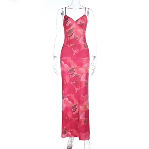 Détail de la robe longue fleurie rose avec col en V et tissu en satin soyeux imprimé