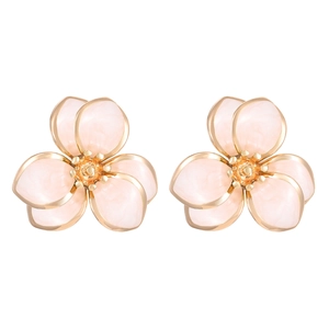 Nahaufnahme der rosa Emaille-Blumenohrstecker mit Goldrand und doppelten Blütenblättern