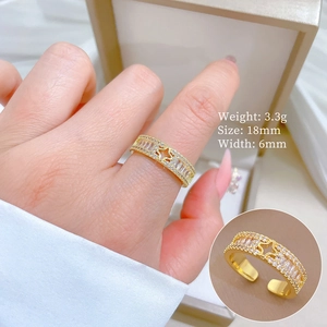 Detailansicht goldener geometrischer Ring mit Stern-Ausschnitt und verstellbarem Band
