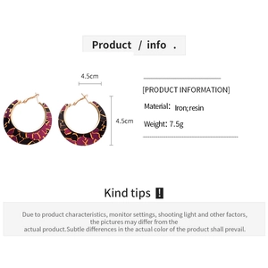 Detail view of 4.5cm resin tortoise pattern hoop earrings with product specifications
