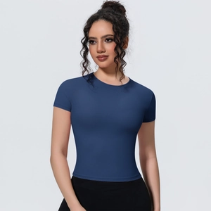 Detail of slim fit dark blue yoga t-shirt featuring breathable stretch fabric for fitness
