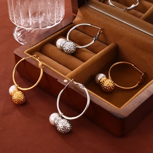 Peanut-shaped drop earrings with pearl and textured metal ball in gold and silver finish