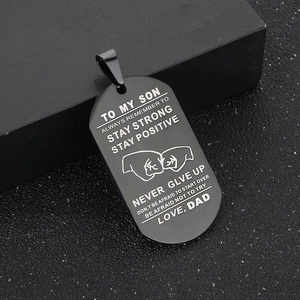 Détail du pendentif militaire en acier noir avec message gravé du père pour son fils